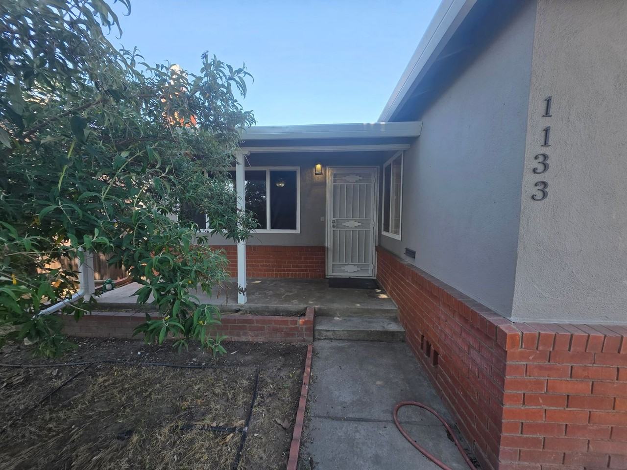 1133 S Minaret Ave - Photo 5 of 39