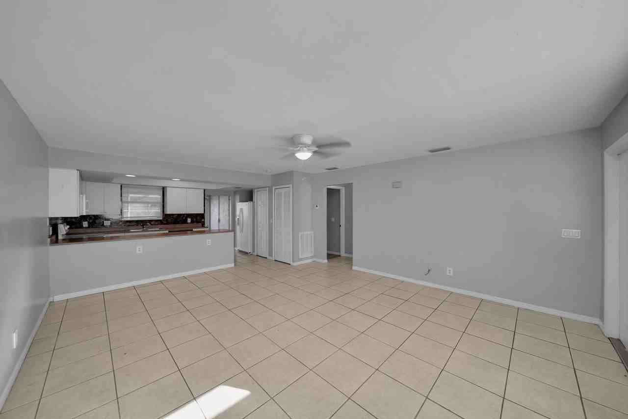 1407 Se 24th Ave #2 - Photo 4 of 10
