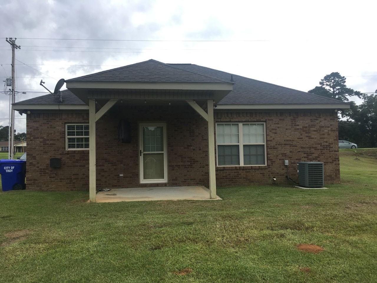 1800 Henderson Hwy - Photo 2 of 7