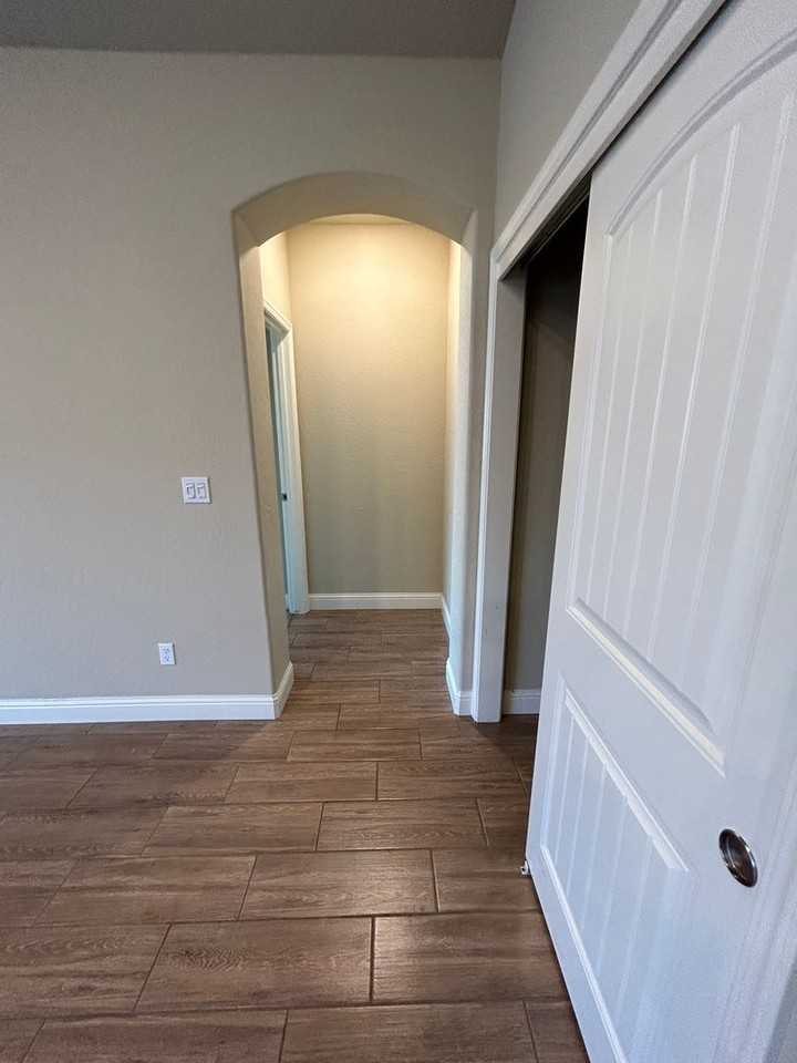 1025 S Crumal St - Photo 5 of 18