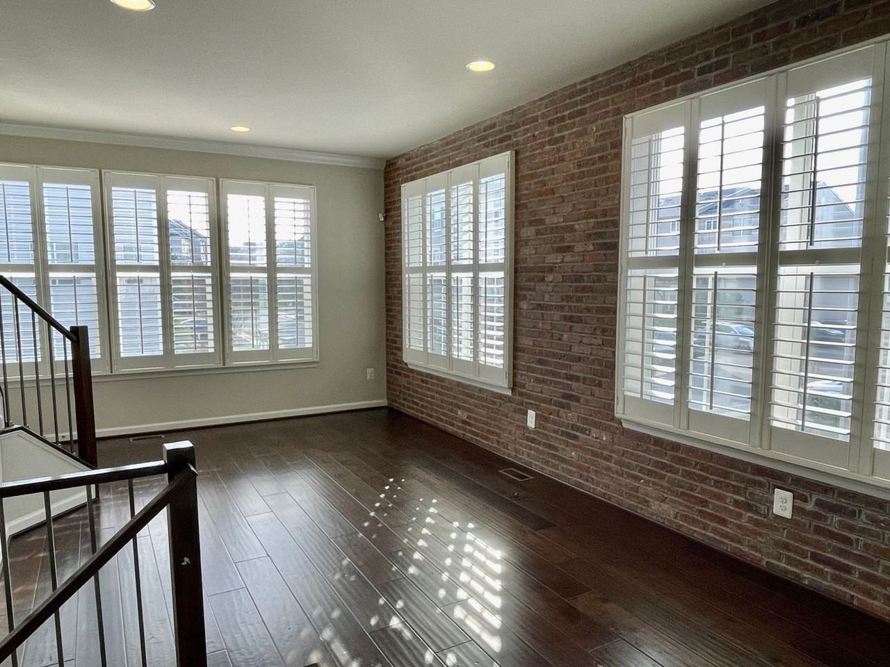 201 Woodstream Cir - Photo 3 of 27