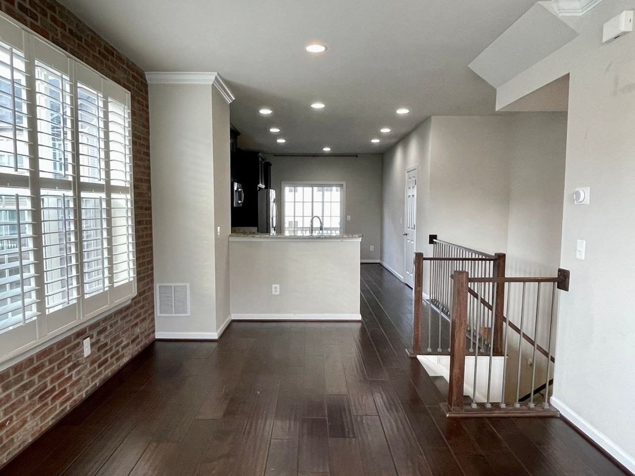 201 Woodstream Cir - Photo 5 of 27