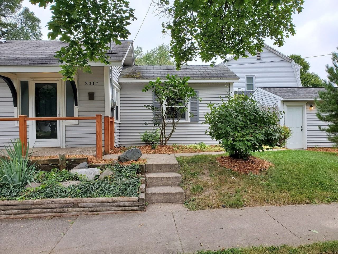 2317 Coit Ave Ne - Photo 2 of 43