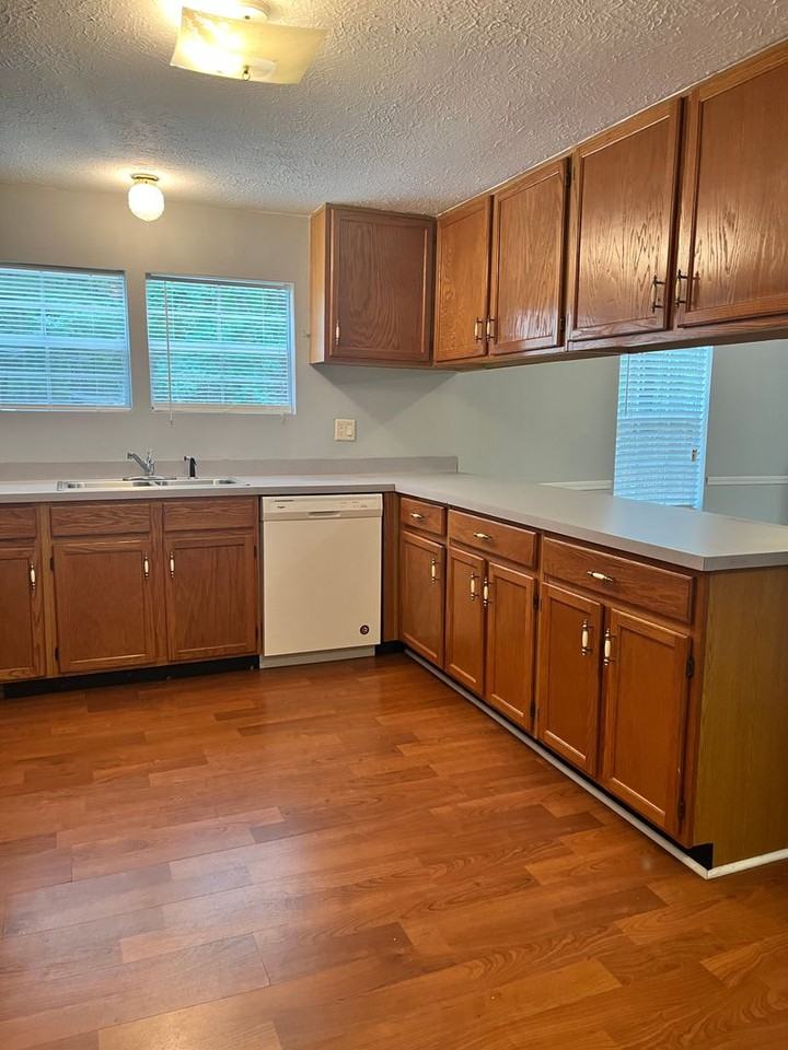 608 Winston St - Photo 6 of 25