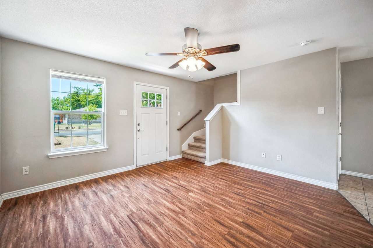 1401 N Columbia St - Photo 3 of 18