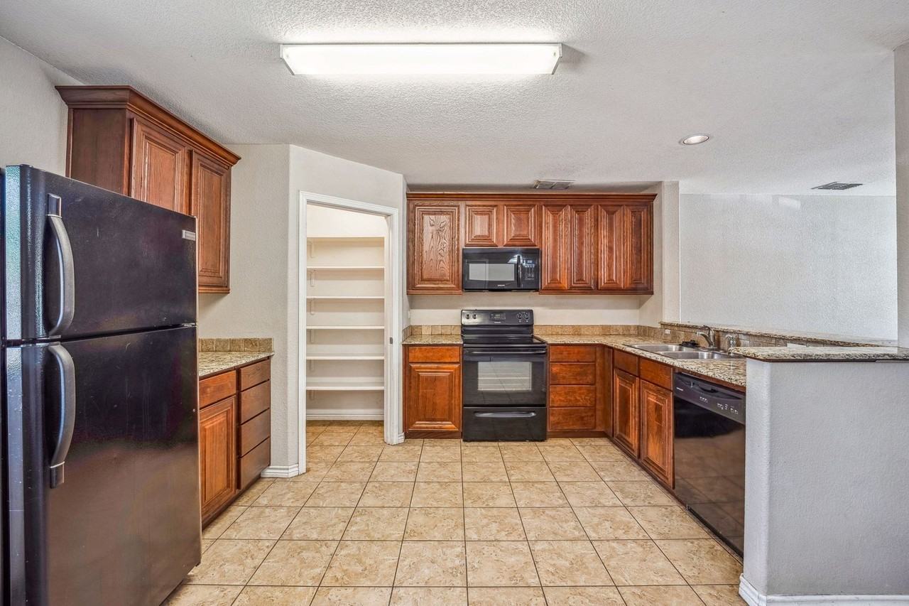 1401 N Columbia St - Photo 4 of 18