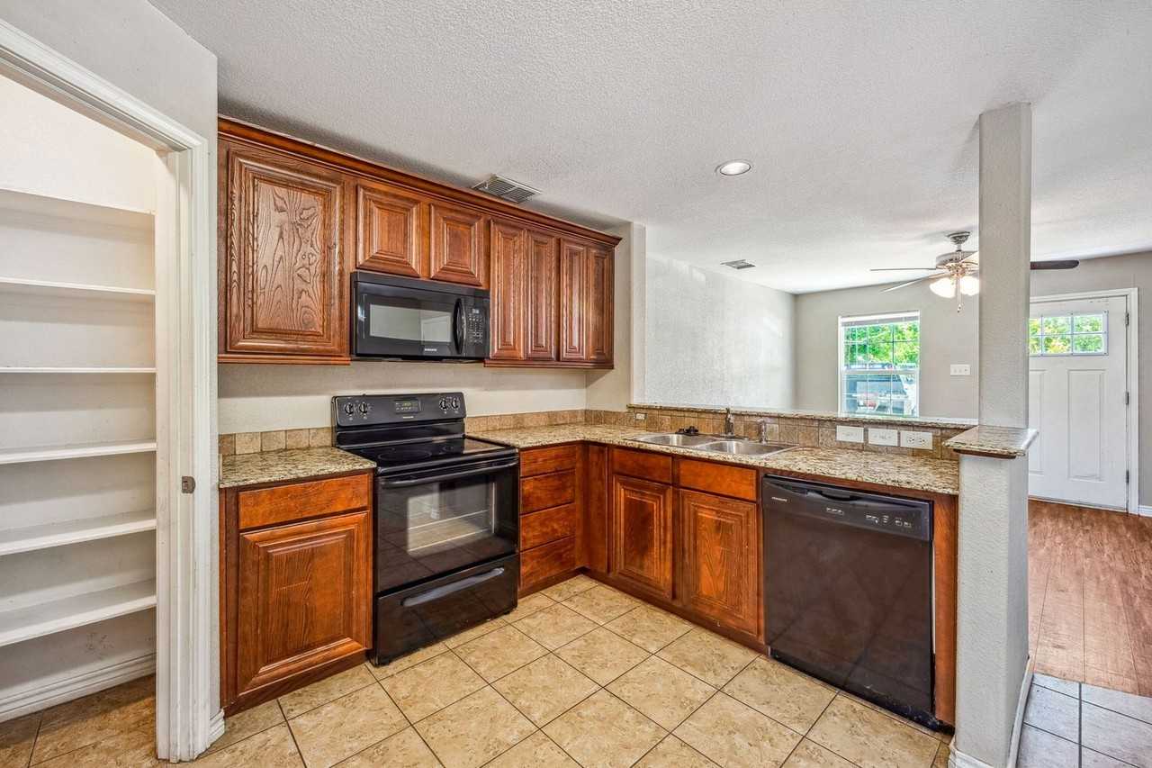 1401 N Columbia St - Photo 5 of 18