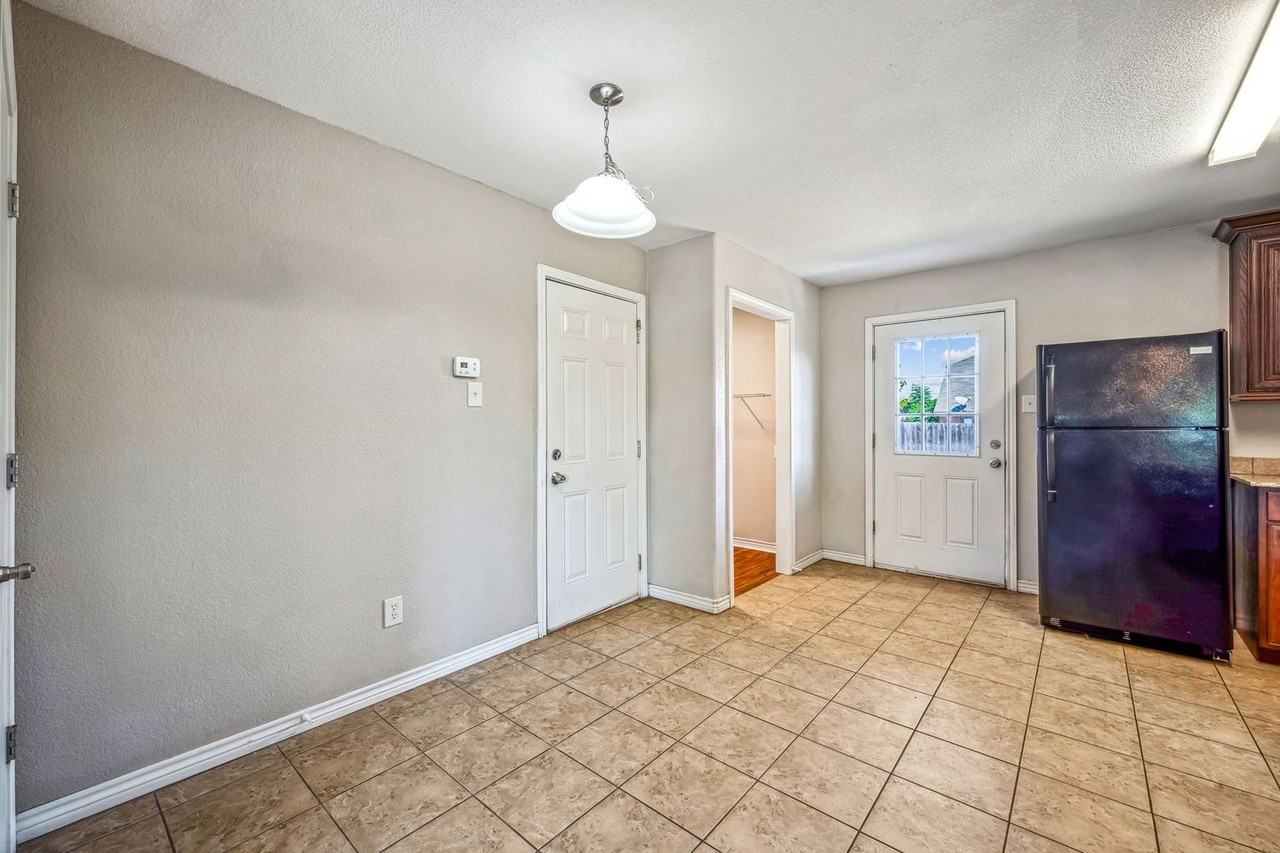 1401 N Columbia St - Photo 6 of 18