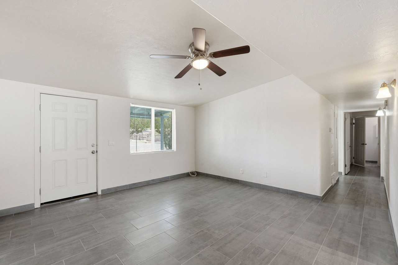4608 S Fremont Ave - Photo 4 of 36