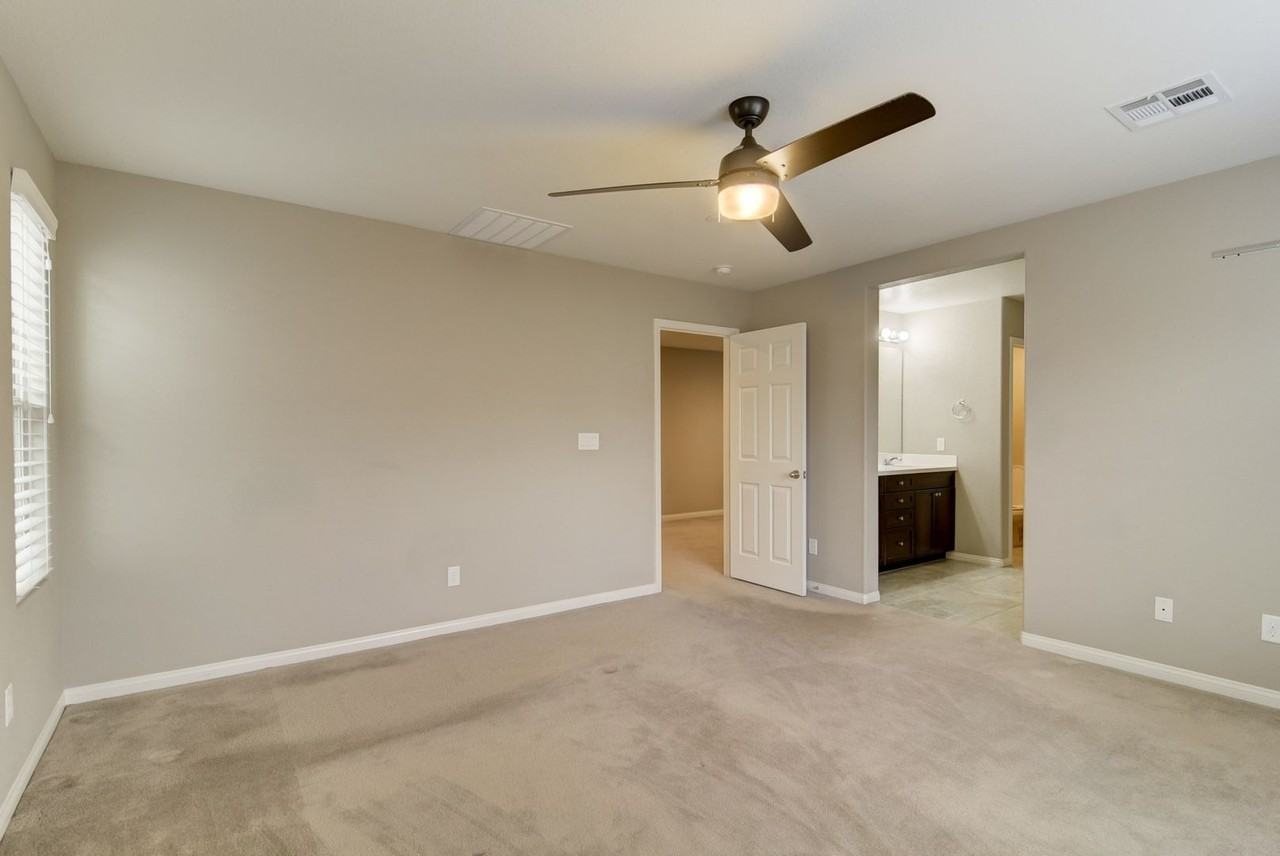 240 Sweet Spot St - Photo 3 of 17