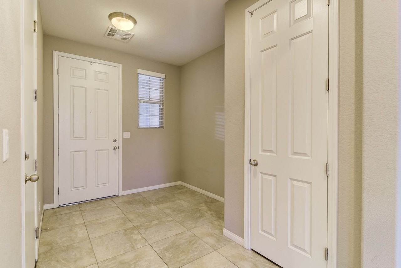 240 Sweet Spot St - Photo 5 of 17