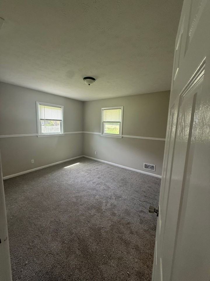 24 Jerome Cir - Photo 7 of 11