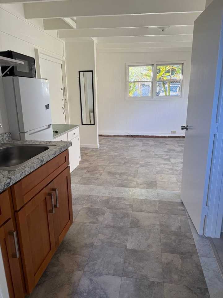 2214 California Ave - Photo 3 of 10