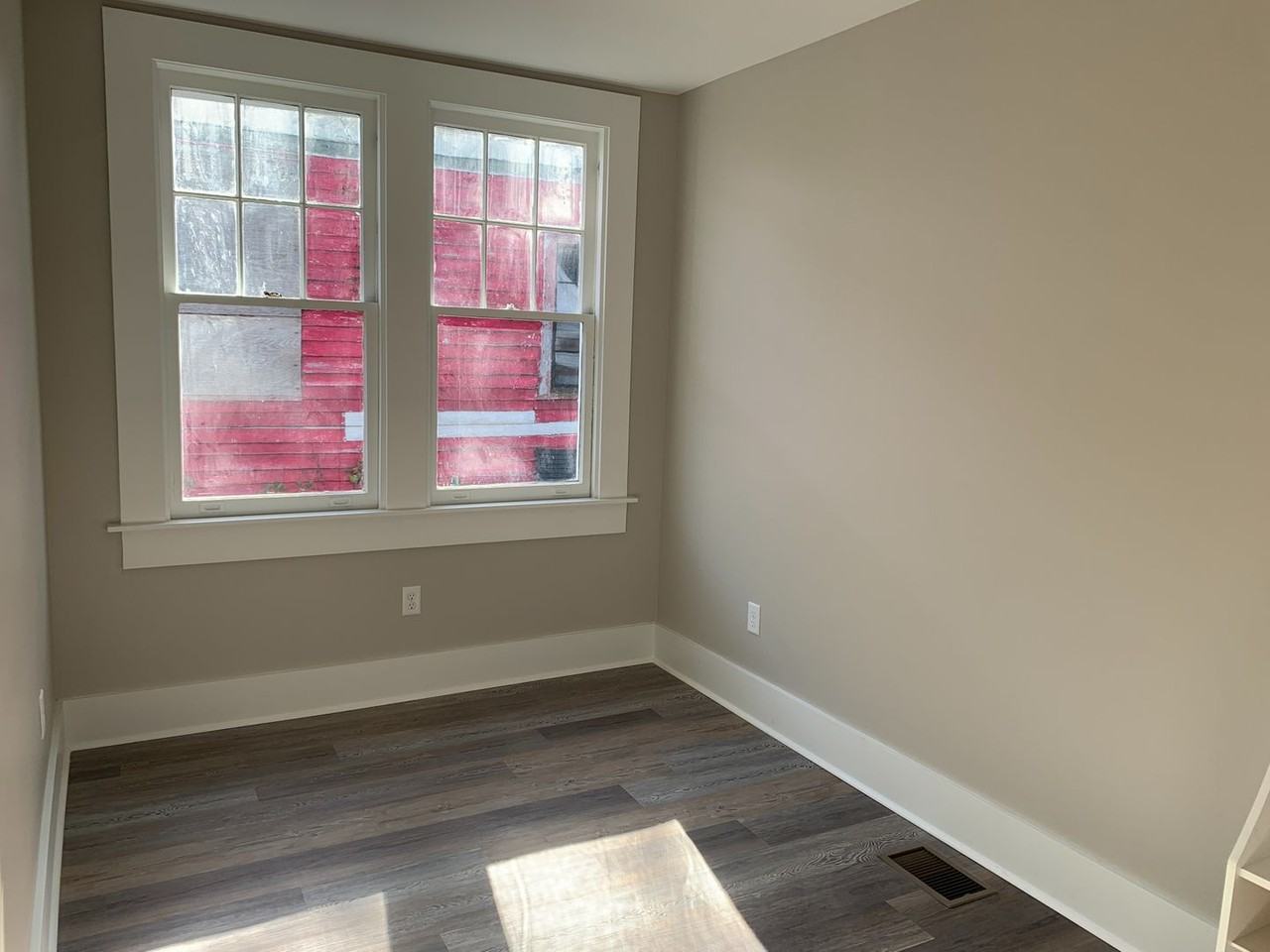 957 Savannah St - Photo 3 of 8