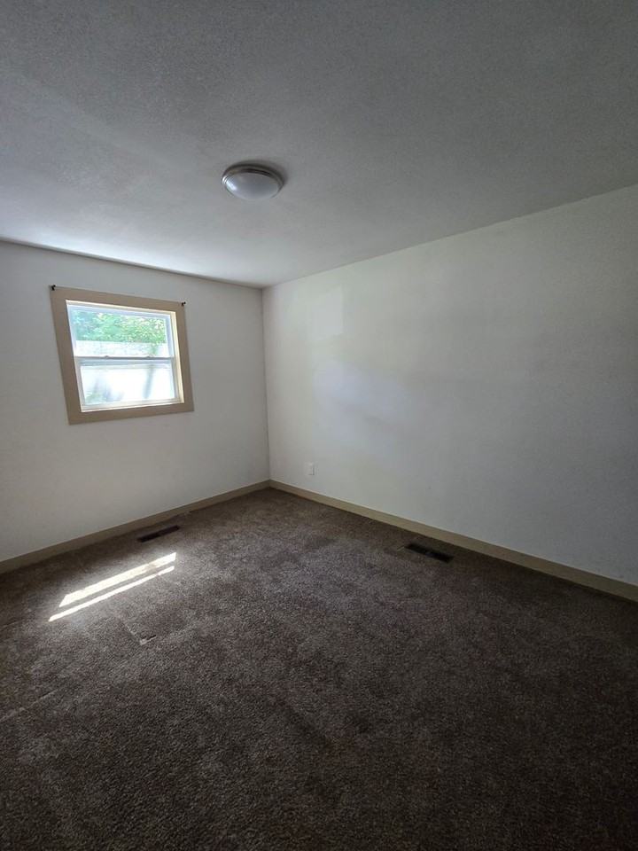 3317 Se Bryant St - Photo 4 of 7