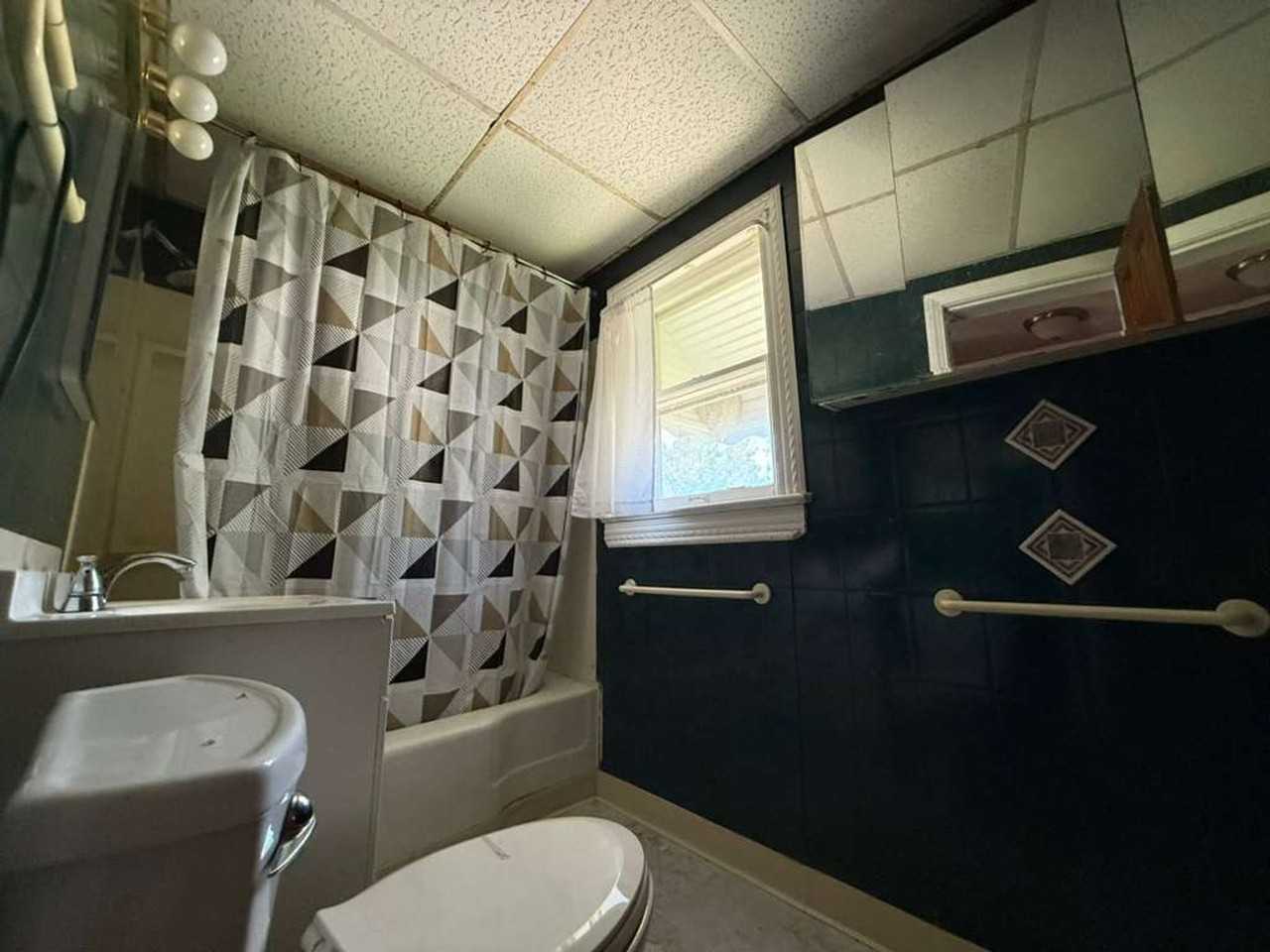 5470 Hollywood Ave - Photo 3 of 5