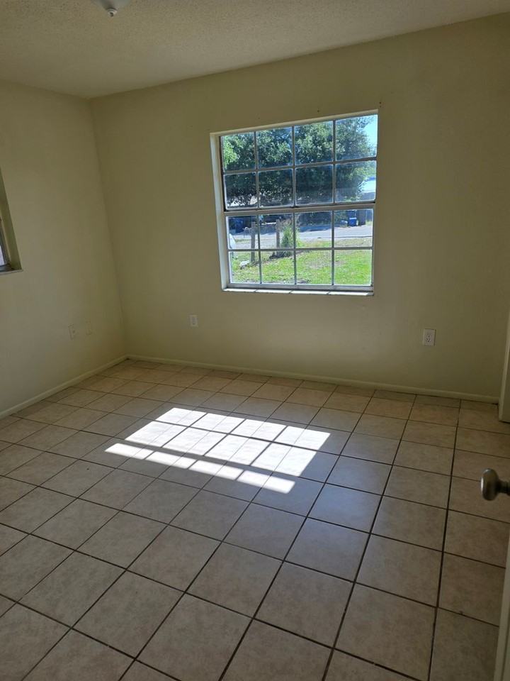 3808 11th St E - Photo 5 of 7
