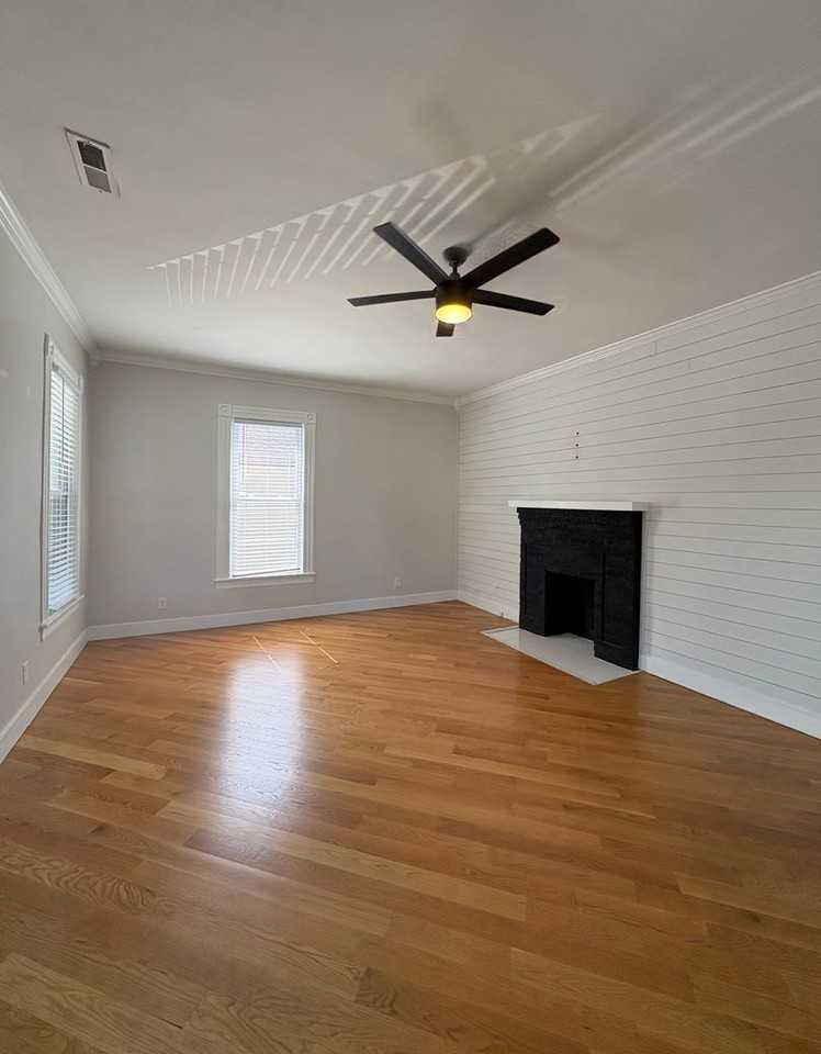 2110 Vine St - Photo 4 of 18