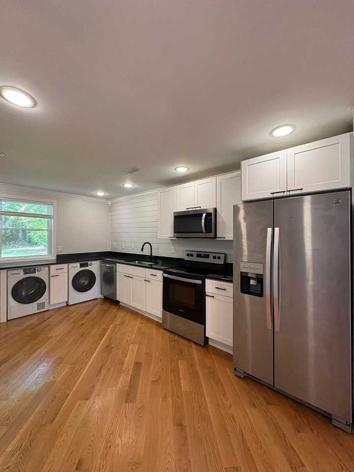 2110 Vine St - Photo 6 of 18