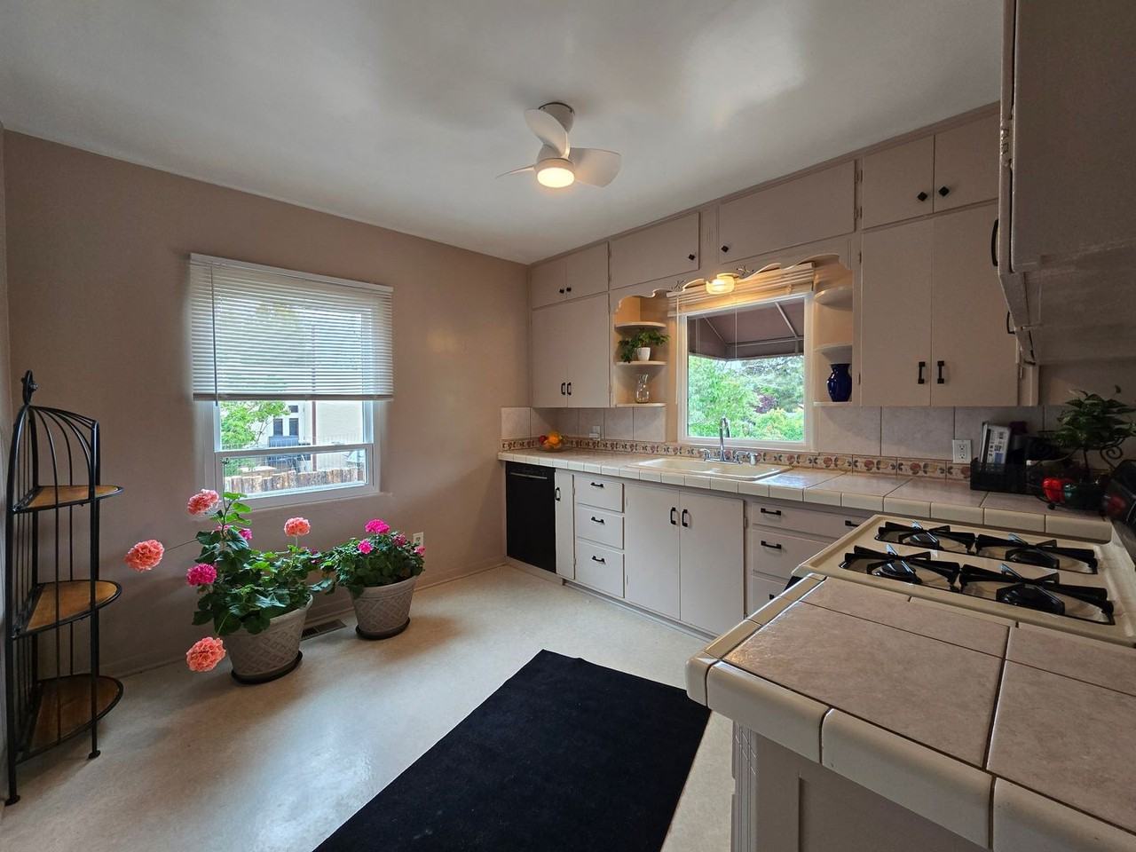 1304 Galisteo Pkwy - Photo 6 of 32