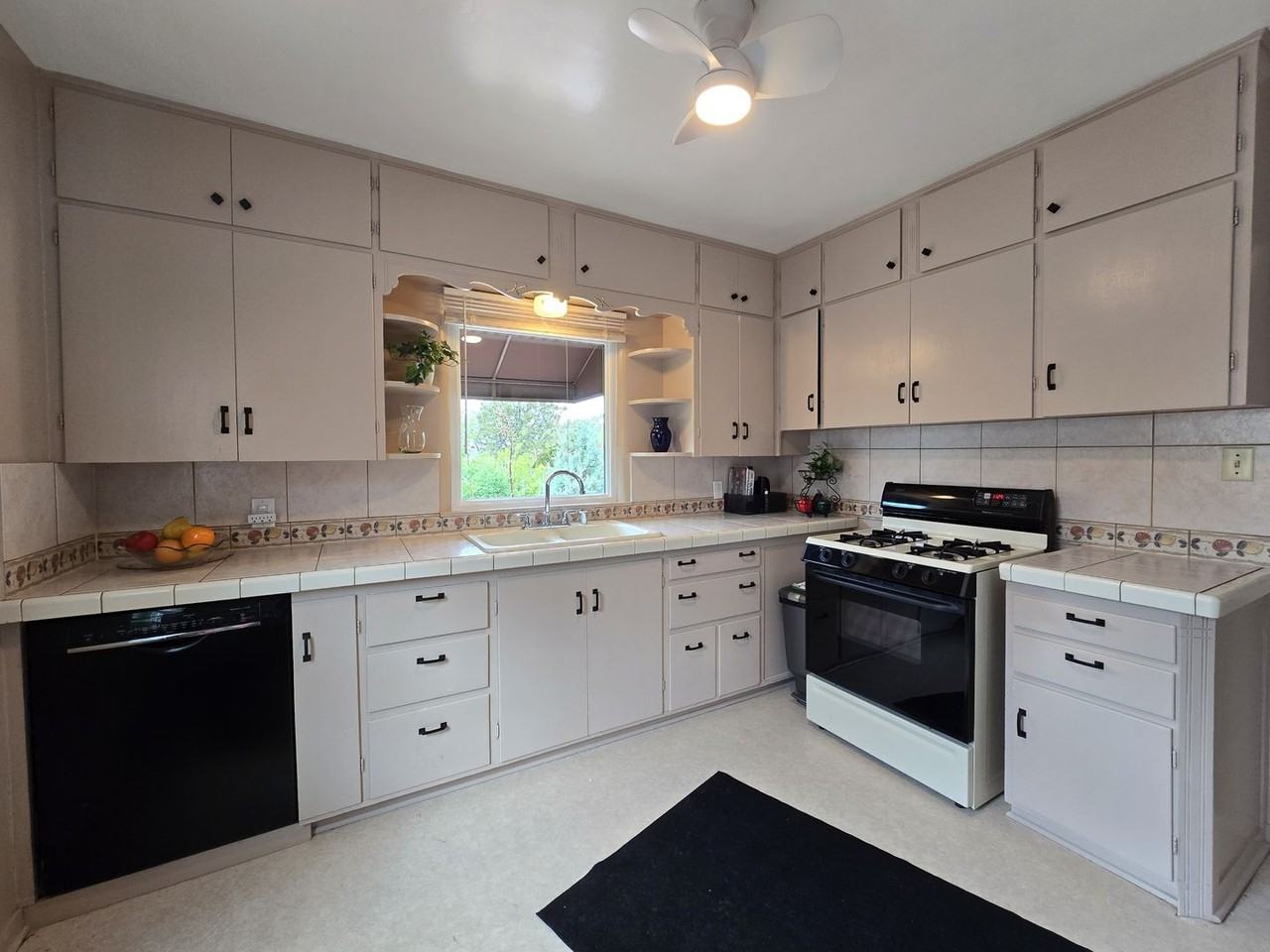 1304 Galisteo Pkwy - Photo 7 of 32