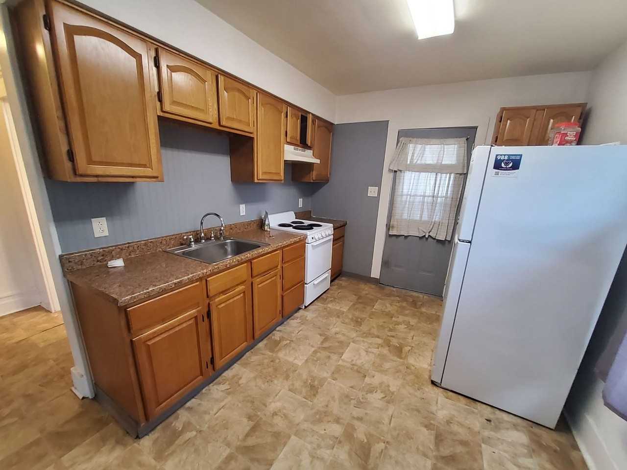 467 Northampton St - Photo 2 of 6