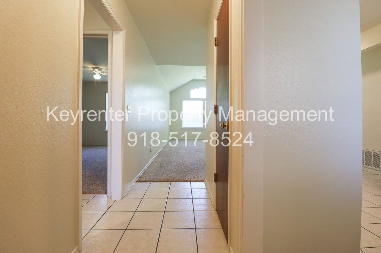 318 E Will Rogers Blvd - Photo 3 of 20
