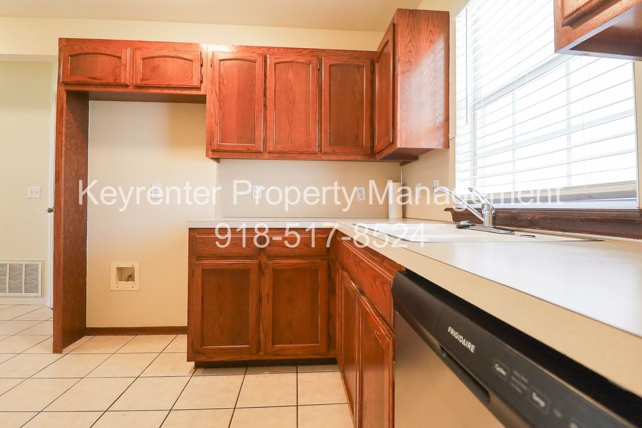 318 E Will Rogers Blvd - Photo 4 of 20