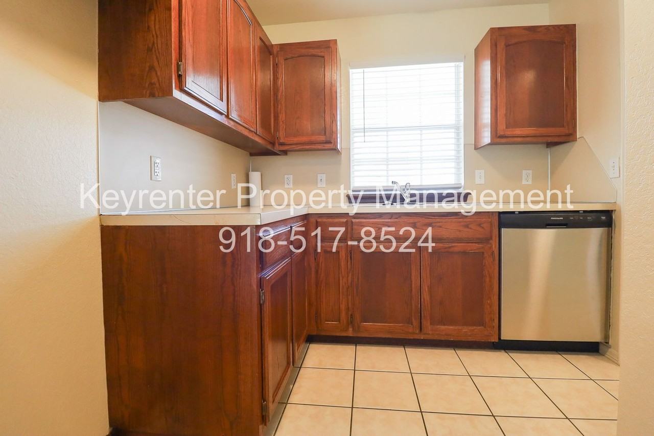 318 E Will Rogers Blvd - Photo 5 of 20
