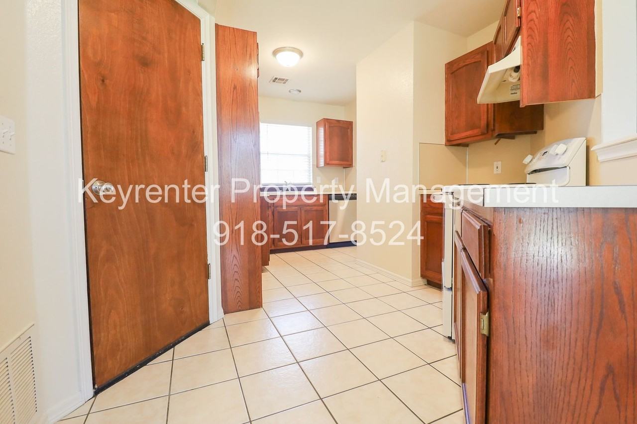 318 E Will Rogers Blvd - Photo 6 of 20