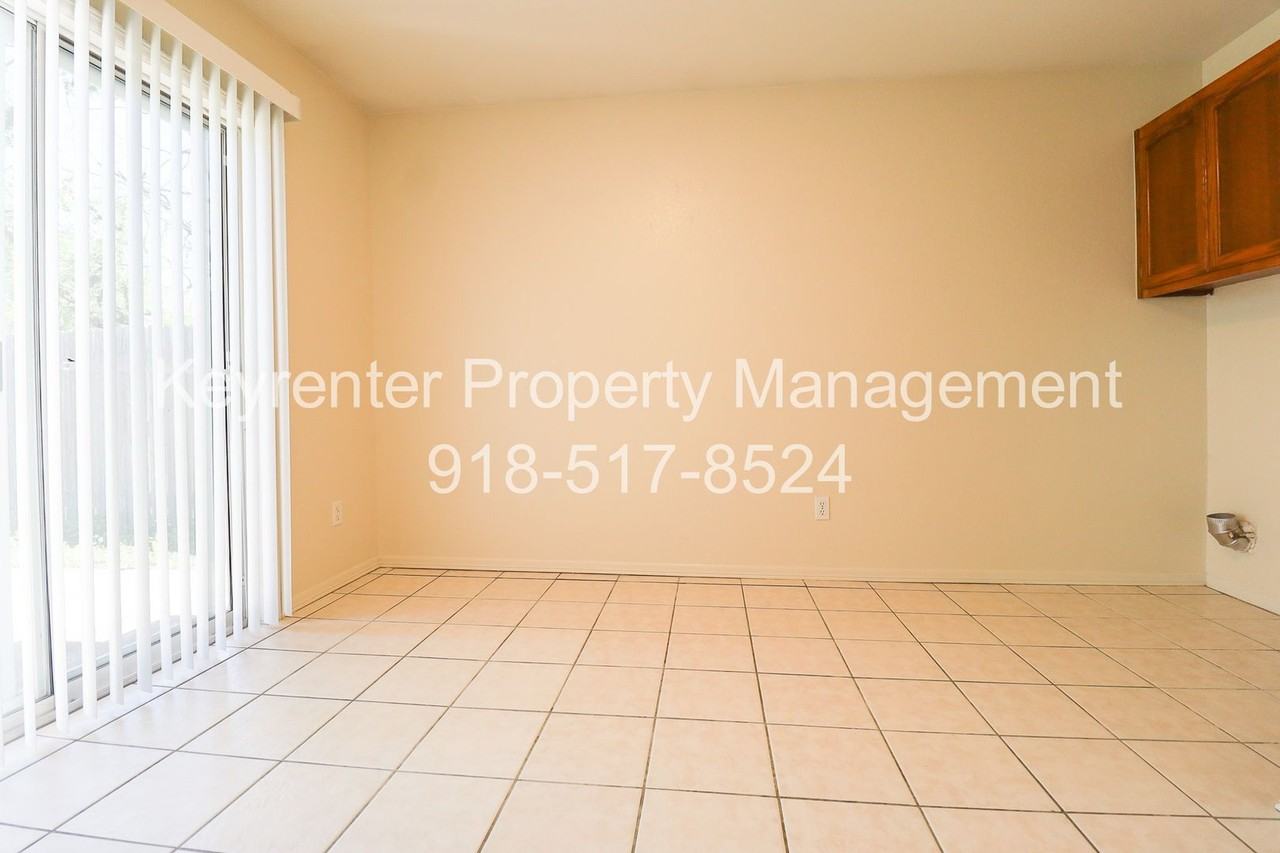 318 E Will Rogers Blvd - Photo 7 of 20
