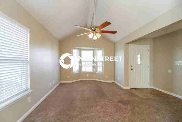 7913 Kenhurst Dr - Photo 3 of 15