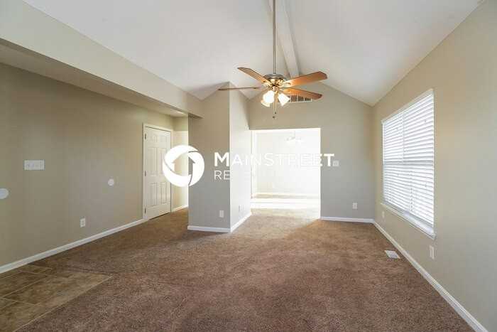 7913 Kenhurst Dr - Photo 5 of 15