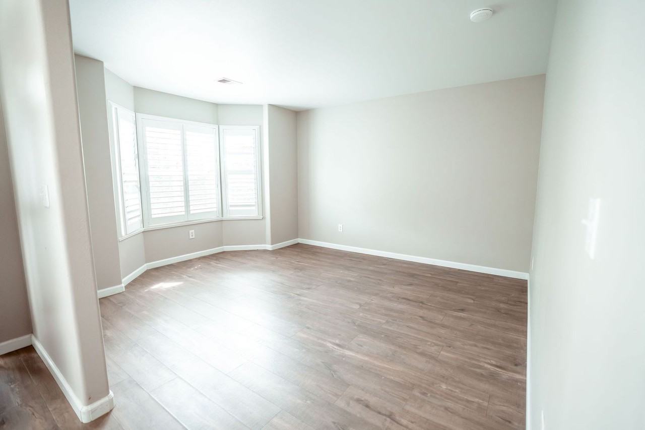 1303 Chaparral Ave - Photo 4 of 34