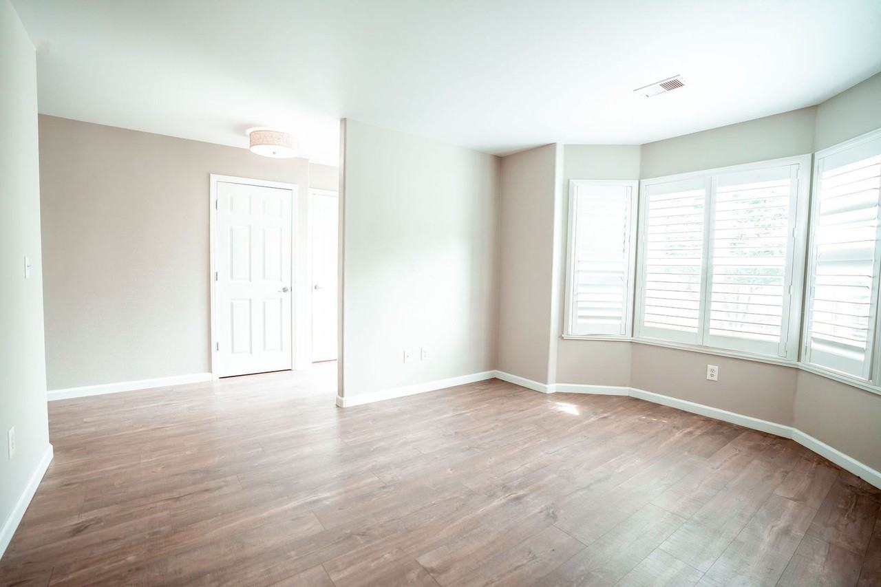 1303 Chaparral Ave - Photo 5 of 34