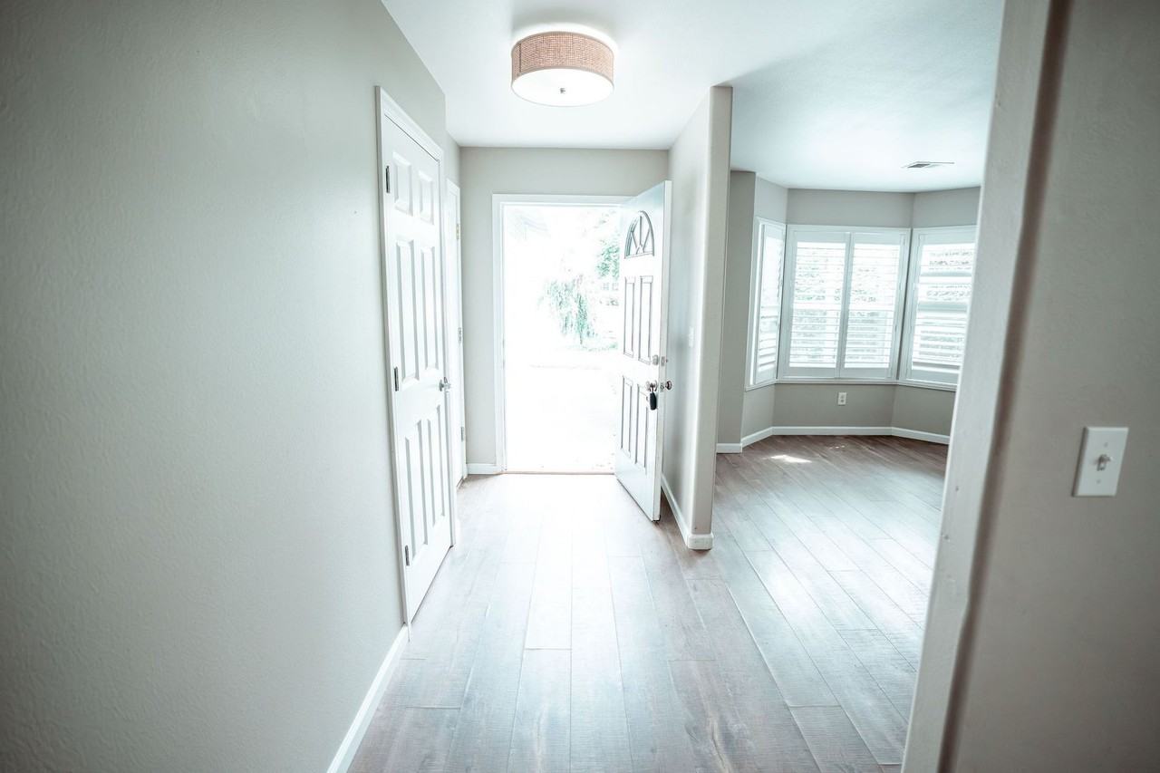 1303 Chaparral Ave - Photo 6 of 34