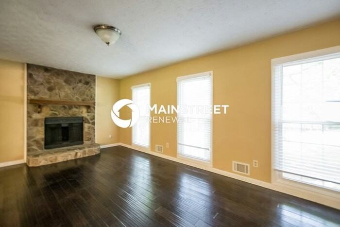 320 Oak St - Photo 3 of 15