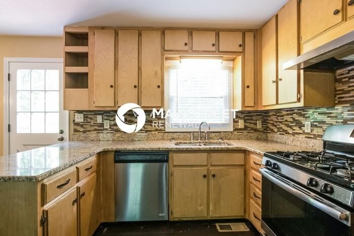 320 Oak St - Photo 5 of 15