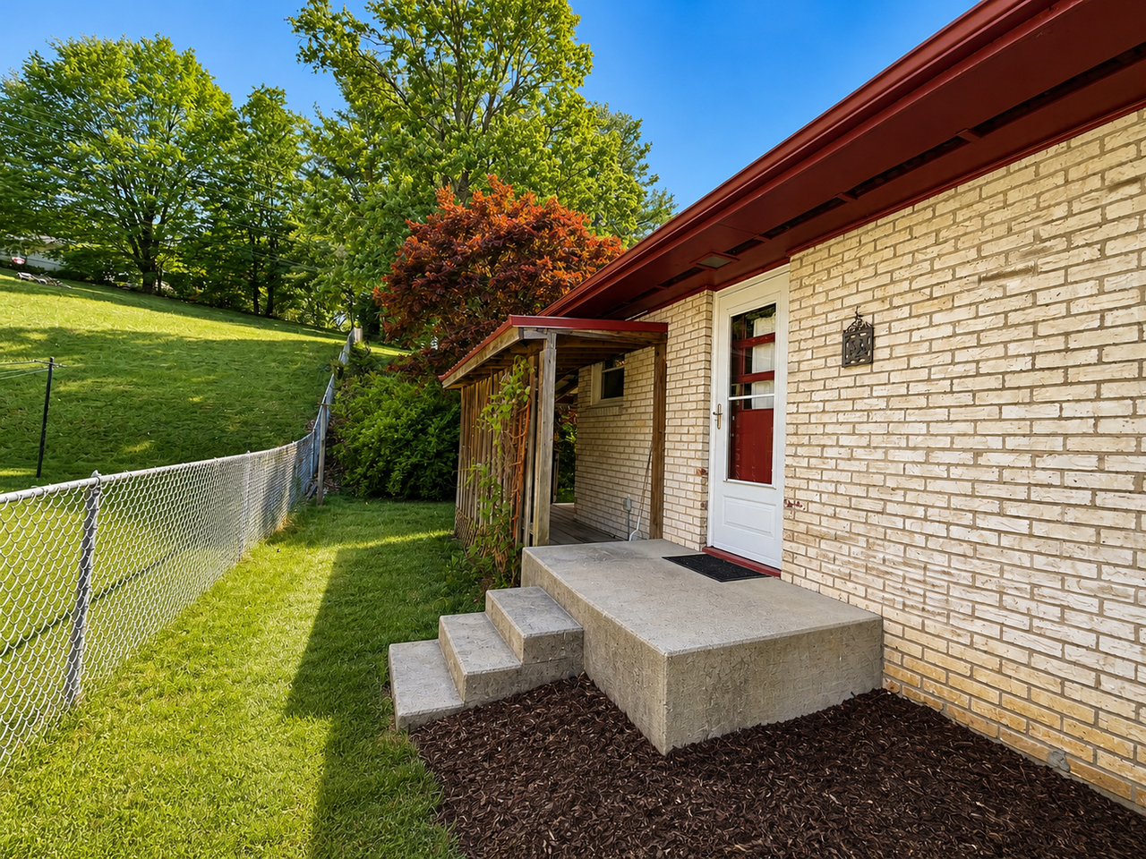 224 Roundhill Dr - Photo 2 of 14