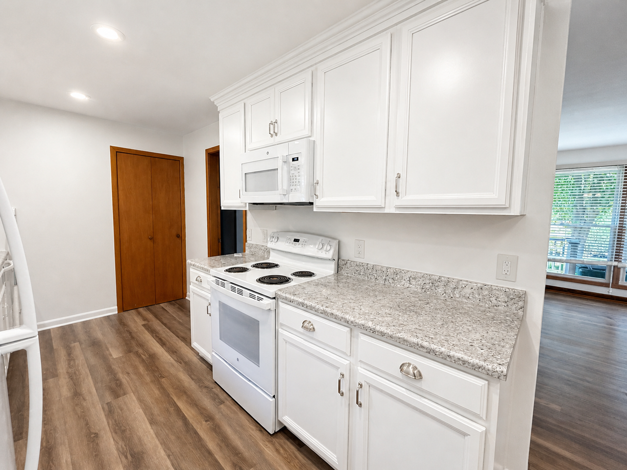 224 Roundhill Dr - Photo 7 of 14