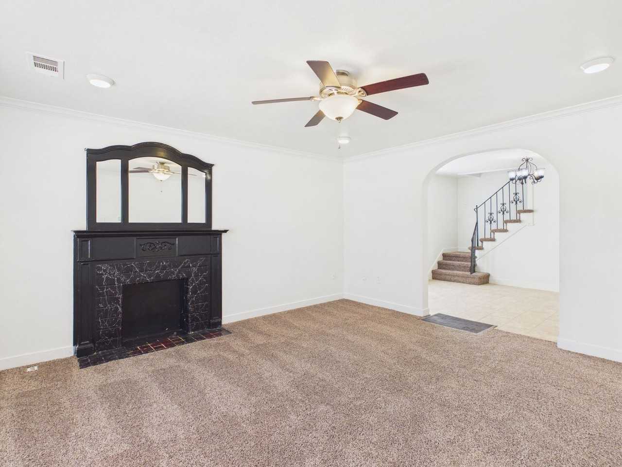 701 Sunset Ter - Photo 4 of 29