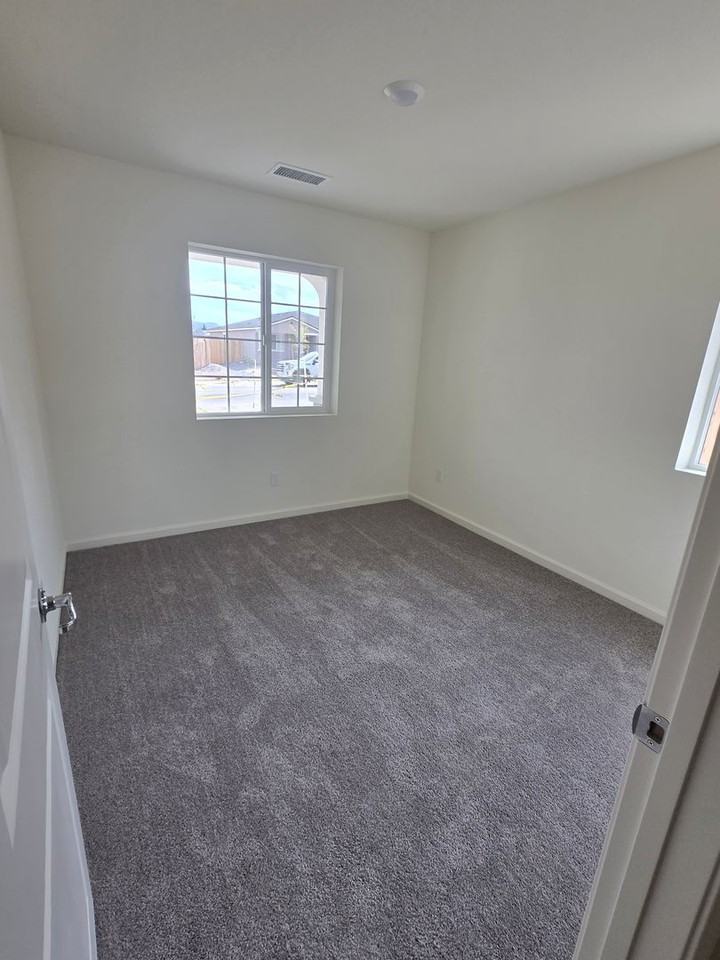 496 Russell Rd - Photo 7 of 44