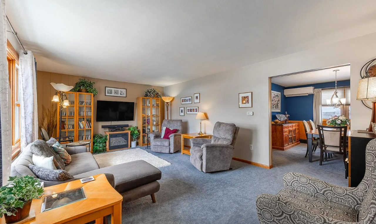 1343 Harris St - Photo 4 of 17