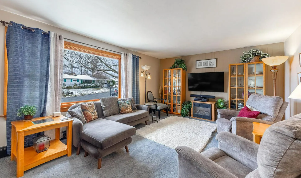 1343 Harris St - Photo 5 of 17