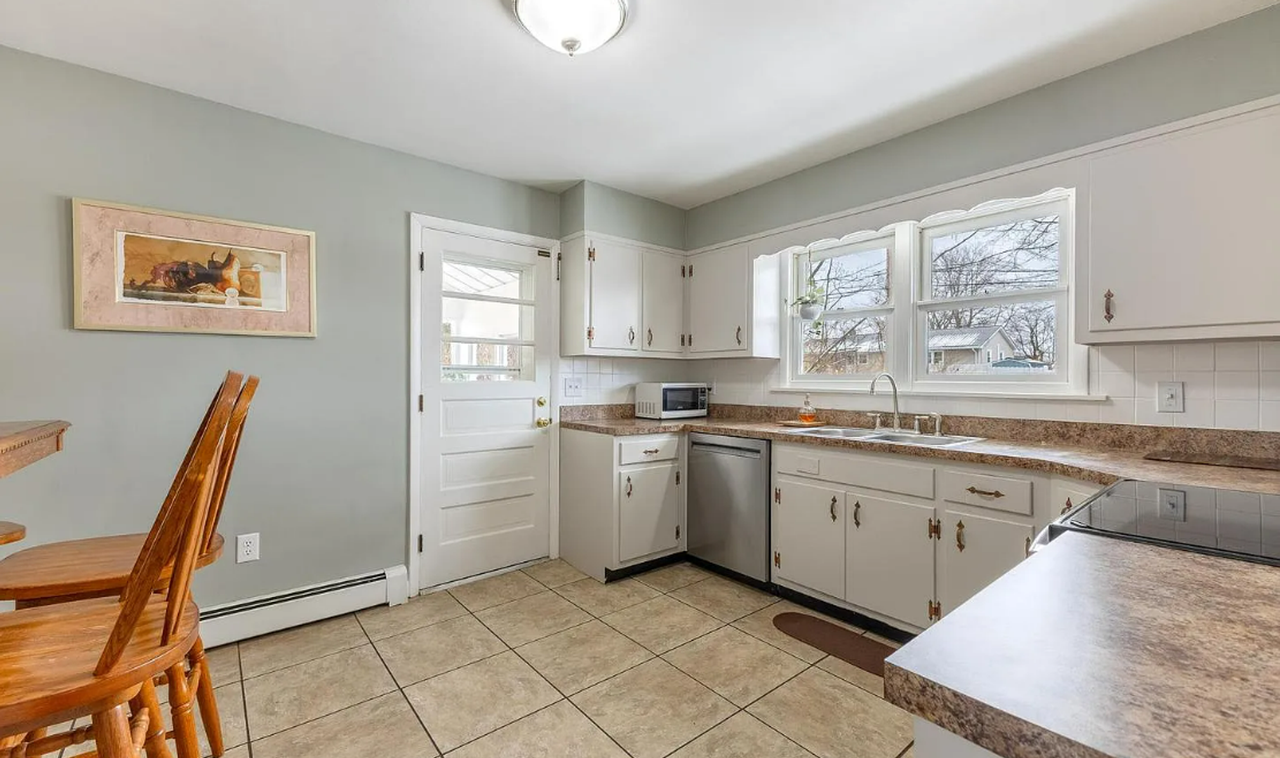 1343 Harris St - Photo 7 of 17