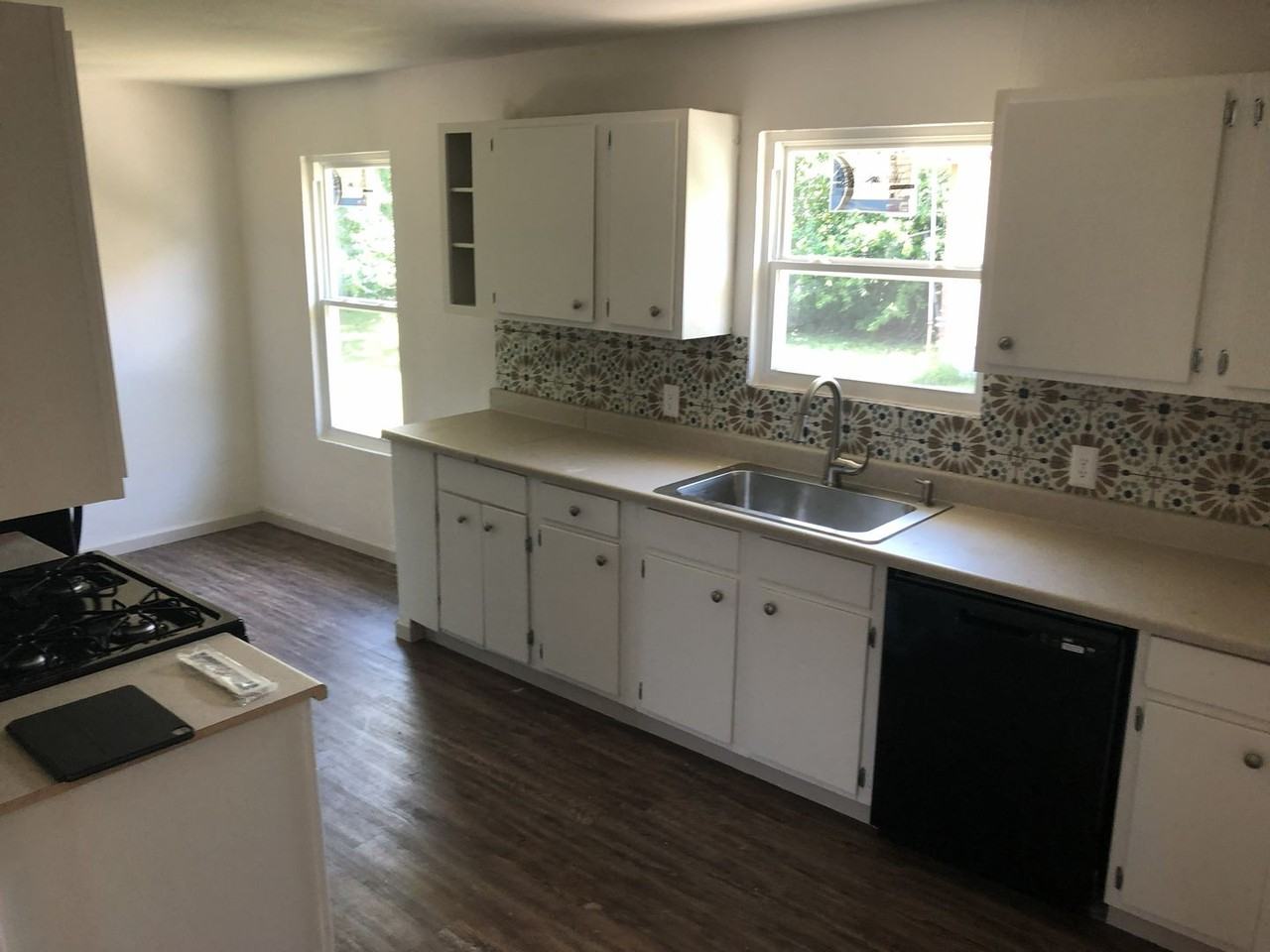 154 Ferris Ave - Photo 7 of 20