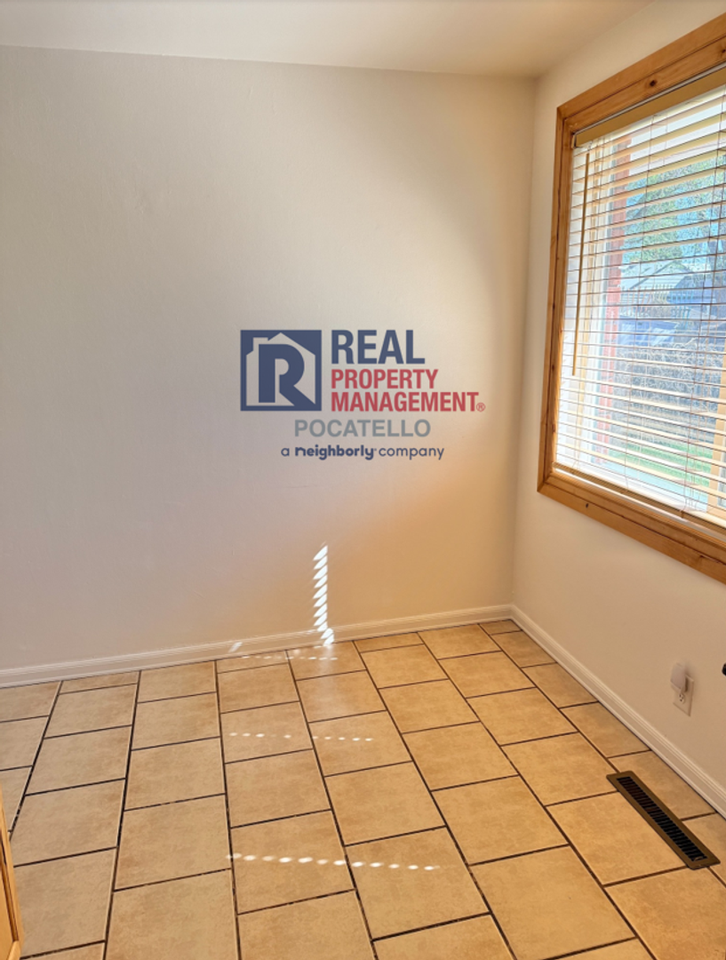 722 Bryan Rd - Photo 5 of 18