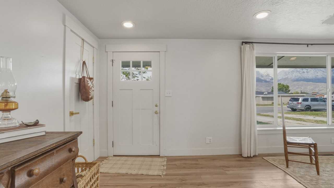 755 W 255 N - Photo 5 of 25
