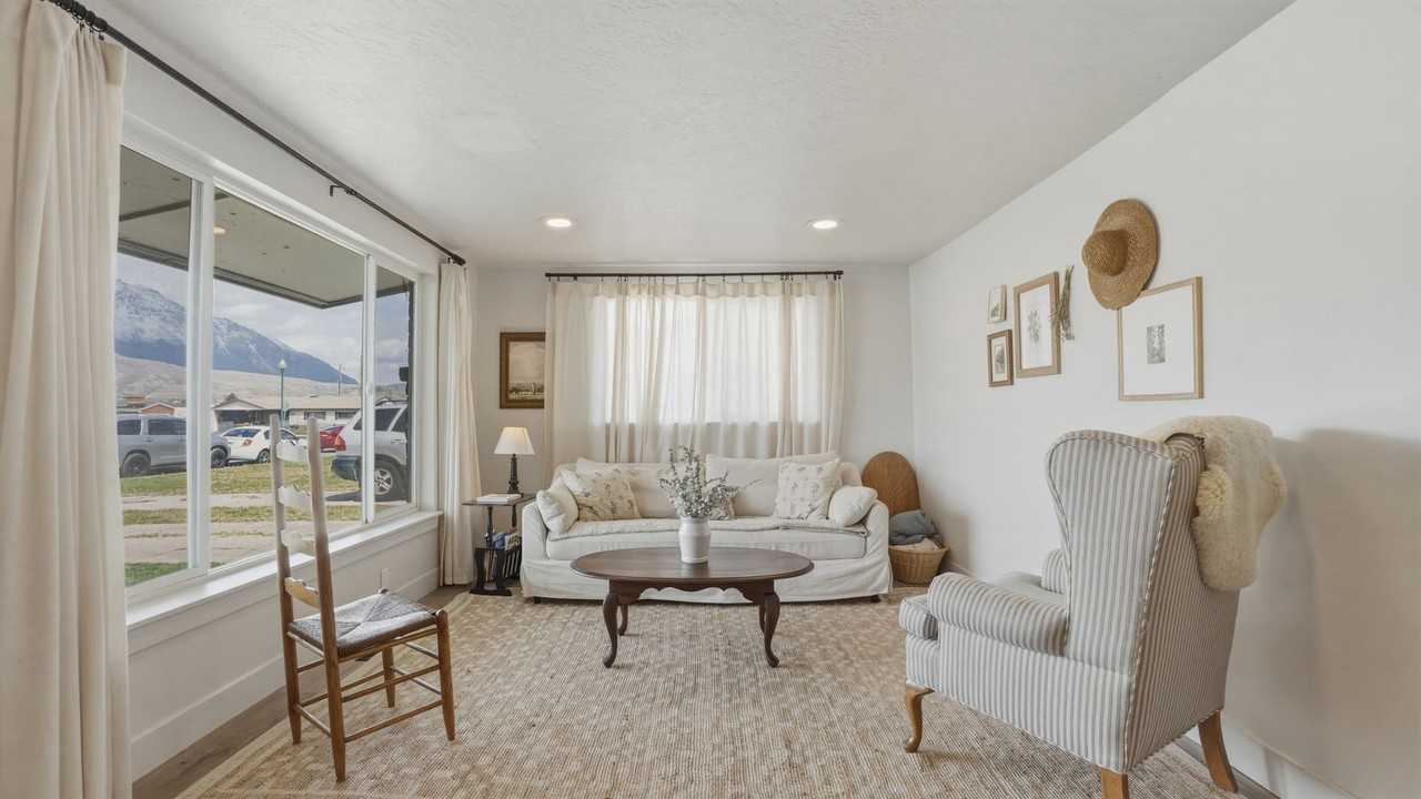755 W 255 N - Photo 6 of 25