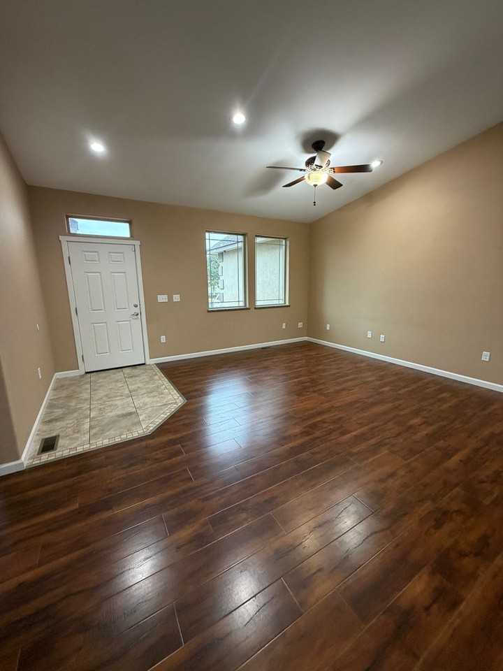 215 N Wellington St - Photo 2 of 19